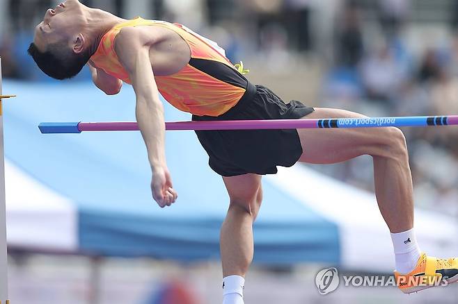 우상혁 전국체전 2m27 도전 (김해=연합뉴스) 김동민 기자 = 16일 경남 김해종합운동장에서 열린 '제105회 전국체육대회(전국체전)' 높이뛰기 경기. 우상혁(경기)이 높이뛰기를 하고 있다. 2024.10.16 image@yna.co.kr