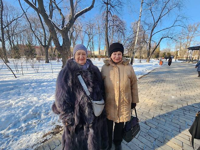 마리아와 니나 씨 (키이우=연합뉴스) 신창용 특파원 = 18일(현지시간) 우크라이나 수도 키이우의 세브첸코 공원에서 마리아 씨(오른쪽)와 니나 씨가 연합뉴스와 인터뷰 뒤 사진촬영에 응하고 있다. 2025.02.18 changyong@yna.co.kr