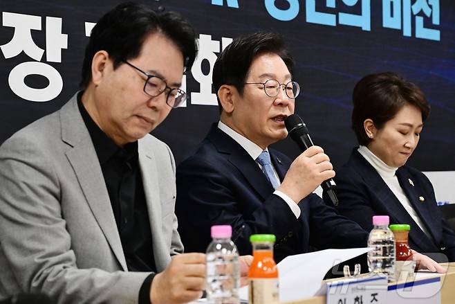 이재명 더불어민주당 대표가 19일 서울 마포구 한국방위산업진흥회에서 열린 '트럼프 시대 : 한미동맹과 조선산업·K-방산의 비전' 현장 간담회에서 발언하고 있다. 2025.2.19/뉴스1 ⓒ News1 국회사진취재단