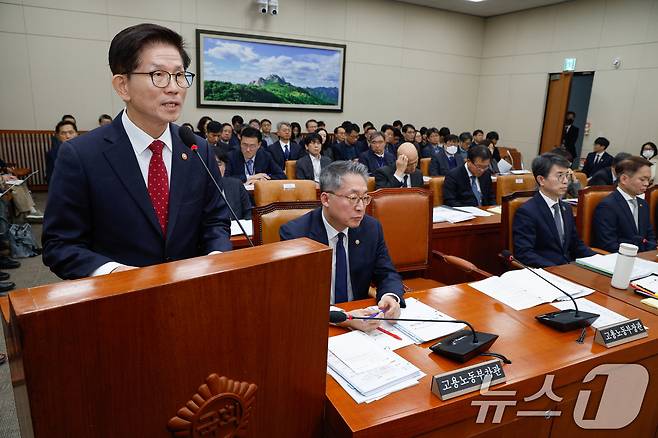 김문수 고용노동부 장관이 20일 서울 여의도 국회에서 열린 환경노동위원회 제422회국회(임시회) 제1차 전체회의에 출석해 직장 내 괴롭힘 관련 정부 대책을 발표하고 있다. 2025.2.20/뉴스1 ⓒ News1 안은나 기자
