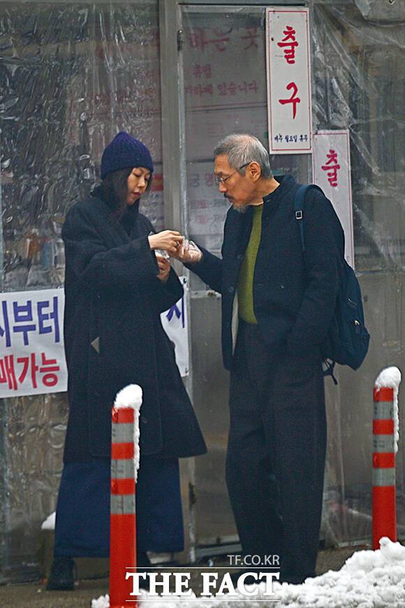 홍상수 감독과 배우 김민희가 제75회 베를린국제영화제를 위해 동반 출국했다. 사진은 지난해 11월 경기 남양주시 인근에서 설경을 즐기고 있는 두 사람의 모습이다. /남윤호 기자