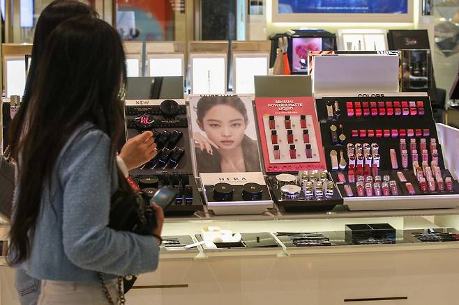 서울 중구 롯데백화점 본점을 찾은 고객들이 색조 화장품을 둘러보고 있다. /뉴스1