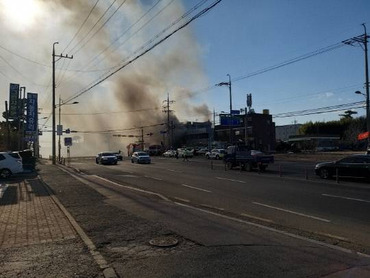 소방관과 경찰관이 출동하여 화재진압 및 교통 정리에 나서고 있다.