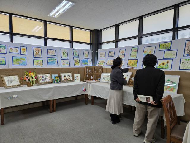 ▲ 강릉시 구정면 어르신들이 최근 여찬리 구판장에서 특별 전시회를 열고있다.