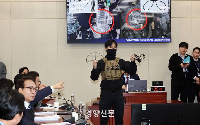 박선원 더불어민주당 의원이 20일 국회 국방위 전체회의에서 707 특임단이 소지했던 체포용 케이블타이을 시연하며 김현태 707특임단장이 주장한 국회 문울 봉쇄할 목적에 대해 반박하고 있다. 박민규 선임기자