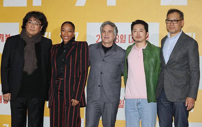 From left: Director Bong Joon-ho, actors Naomi Ackie, Mark Ruffalo, Steven Yeun and producer Choi Doo-ho pose for a photo at at a press conference for "Mickey 17" held in Seoul, Thursday (Yonhap)