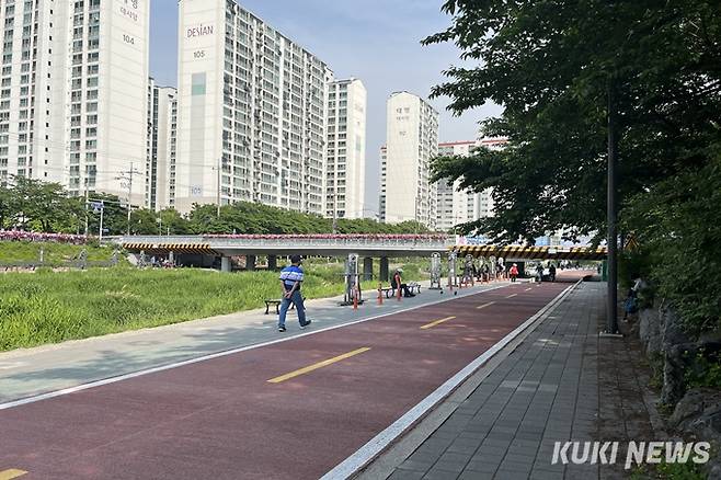 서울시 도봉구 하천 산책로에서 시민들이 산책을 하고 있다. 사진=박은지 쿠키청년기자