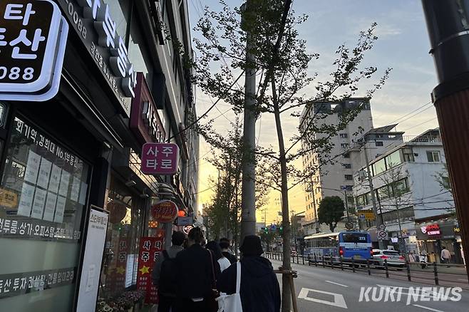 회기역과 홍릉근린공원 사이에 위치한 골목. 폭이 좁은 인도에 행인이 많아 혼잡하다. 사진=박은지 쿠키청년기자