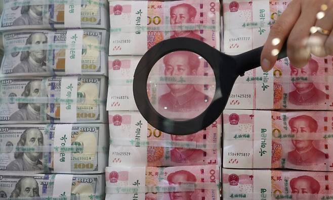 서울 중구 하나은행 위변조대응센터에서 직원이 위안화와 달러화를 정리하고 있다. /사진=뉴시스 사진DB