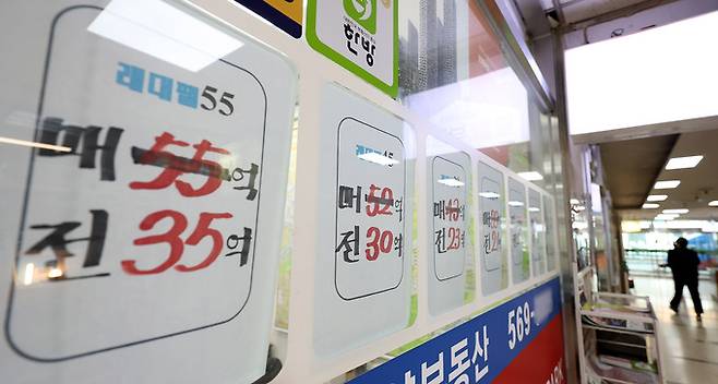 17일 오후 서울 강남구 대치동의 한 공인중개사 사무소에 게시된 매물 정보에 매매가가 지워져 있다. 뉴시스