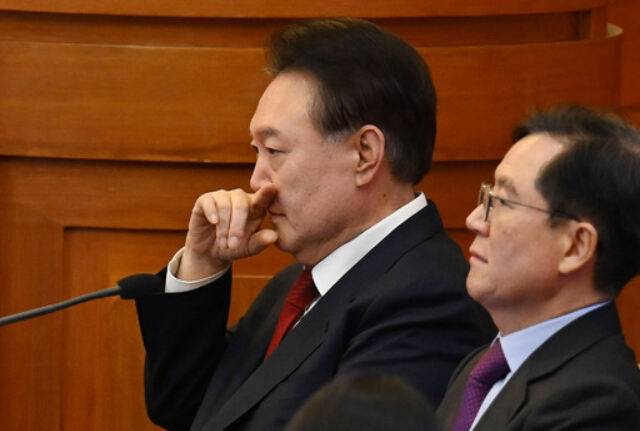 윤석열 대통령이 20일 서울 종로구 헌법재판소 대심판정에서 열린 탄핵심판 10차 변론에 출석해 있다. 윤 대통령은 출석 5분 만에 심판정을 퇴장했다. 뉴스1