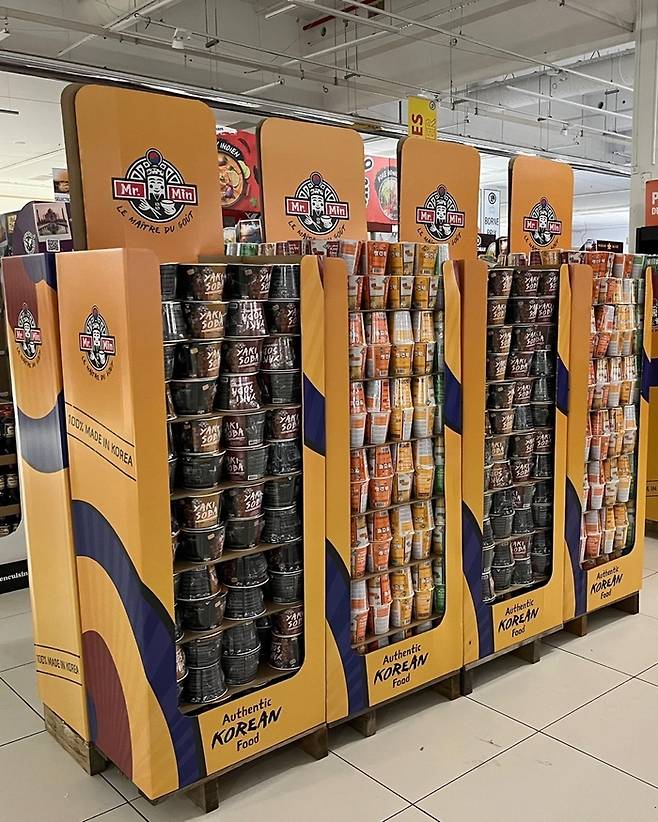 지난 19일 영국 모리스 매장에 설치된 미스터민 단독 부스. 미스터민의 라면 제품군이 진열돼있다. 애니원에프앤씨 제공