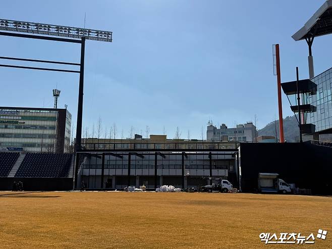 우측 외야, 복층 불펜 앞에 설치된 몬스터월 표면은 투명 유리인 미디어 글라스로 되어 있어 경기 정보, 광고판 등 보조 전광판 역할까지 할 예정이다. 엑스포츠뉴스DB