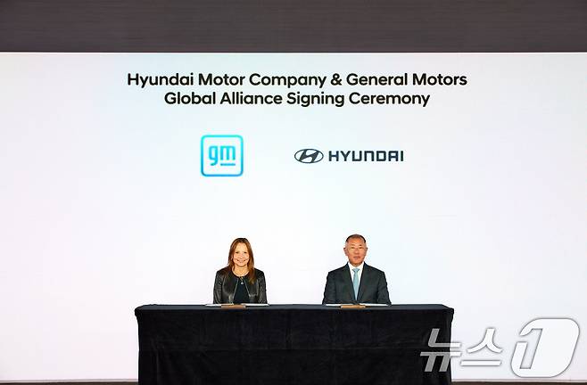 정의선 현대차그룹 회장(오른쪽)이 12일 메리 바라(Mary Barra) GM 회장 겸 CEO와 포괄적 협력 위한 MOU를 체결하고 있다. (현대차그룹 제공) 2024.9.12/뉴스1