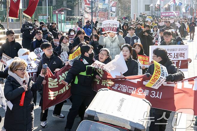 고려대학교 재학생을 비롯한 졸업생 등 참가자들이 21일 오후 서울 성북구 고려대학교에서 윤석열 대통령에 대한 탄핵을 촉구하며 교내를 행진하는 과정에서 학내 경찰과 실랑이를 벌이고 있다. 2025.2.21/뉴스1 ⓒ News1 민경석 기자
