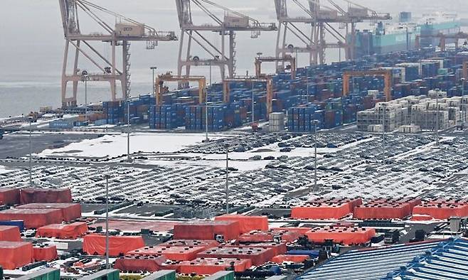 경기도 평택항 수출입 부두에 철강 제품과 화물 컨테이너가 쌓여 있는 모습. ⓒ뉴시스