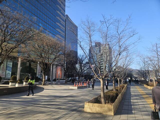 2025년 2월17일 오후 서울 동화면세점 앞 거리. 1만 명 규모의 ‘자유통일을 위한 국민대회’ 집회신고가 돼 있지만 거리는 한산하다. 류석우 기자