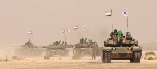 아랍에미리트(UAE) 알하므라 종합훈련장에서 열린 전투사격훈련에서 ‘2025년 UAE 연합훈련 TF(현지연합훈련단)’ 사격을 마친 뒤 기동하고 있는 K2 전차와 K21 보병전투장갑차. 육군 제공