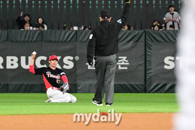 2024년 4월 18일 인천SSG랜더스필드에서 진행된 '2024 신한 SOL 뱅크 KBO 리그' 기아-SSG의 경기. KIA 김호령이 6회말 1사 박성한의 타구를 다이빙캐치로 잡은 뒤 볼을 던져주고 있다./마이데일리
