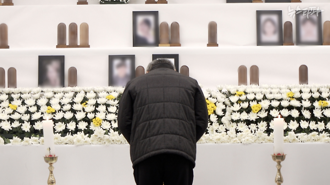 무안국제공항 내 마련된 ‘제주항공 여객기 참사’ 희생자 합동분향소의 모습. 한 유가족이 추모 중이다.