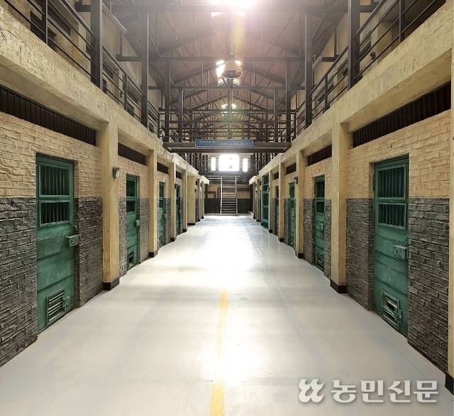 전북 익산 교도소 세트장 내부. 굳게 닫힌 철문과 쇠창살이 진짜 교도소에 온 듯한 느낌을 준다.