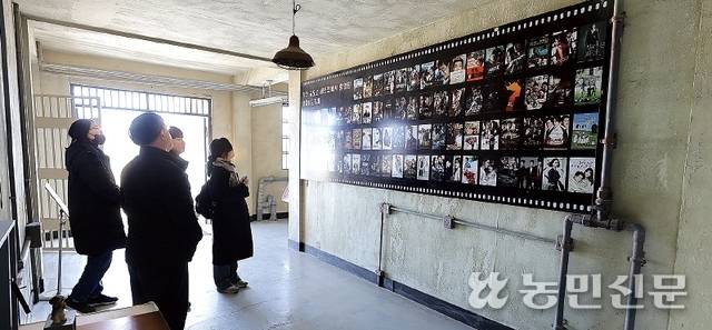 이곳에서 촬영된 작품수는 230편이 넘는다. 대표작 포스터를 살펴보는 관람객들.