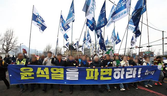 2월15일 서울 종로구 광화문 일대에서 열린 윤석열 대통령 탄핵 촉구 집회에 참가한 시민들이 대통령 파면을 촉구하고 있다. ⓒ시사저널 임준선
