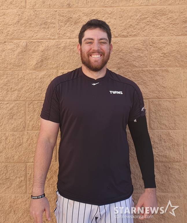 LG 오스틴이 19일(한국시간) 미국 애리조나주 스코츠데일 인디언스쿨 파크 야구장에서 열린 2025 LG 트윈스 스프링캠프 오전 훈련이 끝난 후 취재진의 인터뷰에 응했다. /사진=김동윤 기자