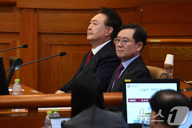 윤석열 대통령이 20일 오후 서울 종로구 헌법재판소에서 열린 탄핵심판 10차 변론에 출석해 있다. 이날 윤 대통령은 8분 만에 퇴정했다. 2025.2.20/뉴스1 ⓒ News1 사진공동취재단