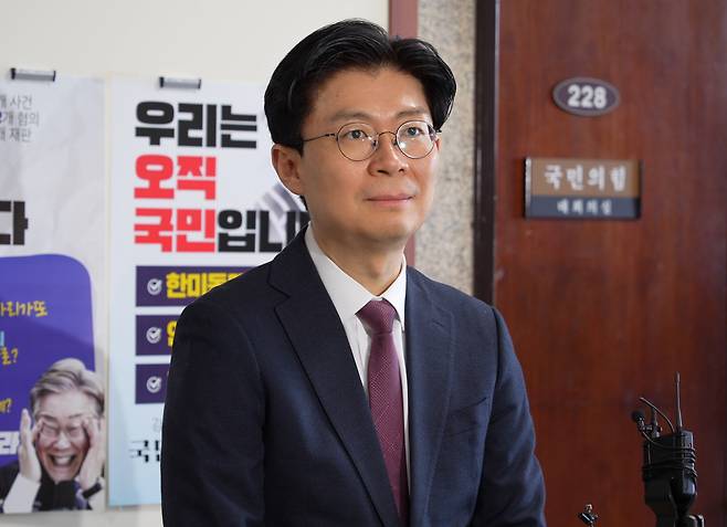 조정훈 국민의힘 전략특위 위원장이 21일 전략특위 회의 직후 브리핑을 하고 있다(조정훈 의원실 제공)