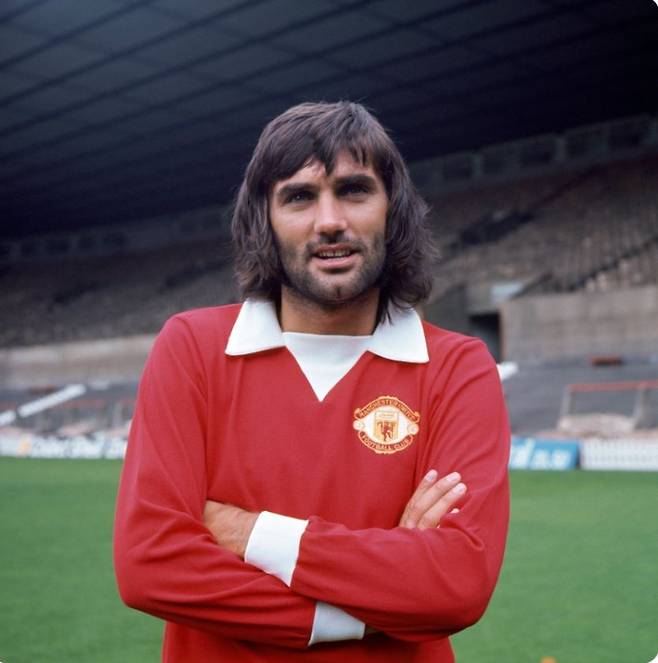 맨체스터 유나이티드(맨유)의 유명한 7번 계보는 조지 베스트부터 시작했다. 하지만 베스트는 실제로 7번보다는 11번을 더 많이 달고 뛰었다. 이외에도 그는 8번과 10번을 달 때도 있었다. 베스트가 맨유 7번의 대명사로 불리게 된 계기는 1968년 유러피언컵 결승전에서 벤피카를 상대로 결승골을 기록할 때 7번을 달았기 때문이다. 맨유 엑스