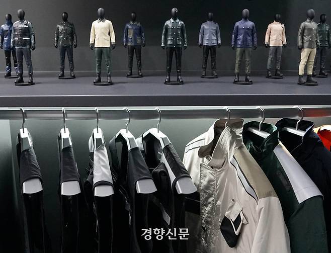 다양한 샘플 제품을 확인한 뒤 작업 환경에 맞는 기능과 디자인의 맞춤 작업복을 제작할 수 있는 아커드 서울 쇼룸 내부. 장회정 기자