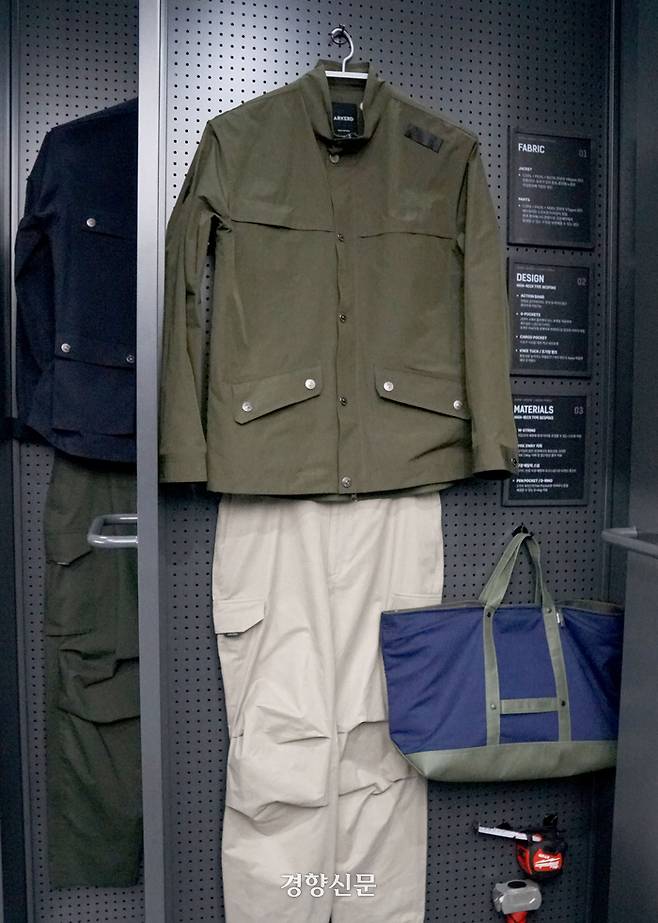 재킷과 바지, 가방까지 여느 패션브랜드 제품이라 해도 위화감이 없는 아커드의 워크웨어. 장회정 기자