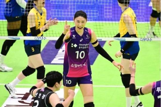 득점 후 기뻐하는 흥국생명의 김연경(중앙)