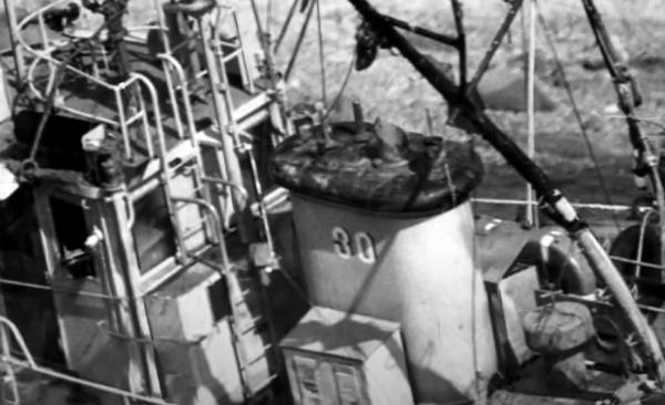 51년 전 2월22일 오전 10시 40분쯤 경남 통영(당시 충무) 앞바다에서 대한민국 해군 소속 소형 항만 예인정(YTL30호)이 침몰했다. 사진은 1974년 2월28일 사건 당시 예인정 모습. /사진=유튜브 '채널아하' 캡처