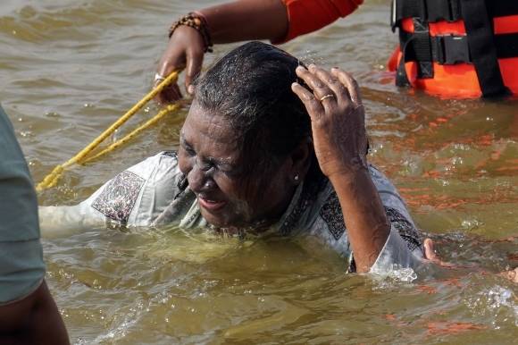 세계 최대 규모 종교 집회 중 하나인 마하 쿰브 축제 기간 중 갠지스강과 야무나강, 사라스와티강이 합류하는 상감에서 인도인이 몸을 담그고 있다. AP 연합뉴스