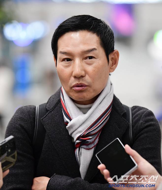 23일 오전 1차 캠프를 마친 LG 트윈스 선수단이 인천공항을 통해 귀국했다. 기자들의 인터뷰에 응하는 LG 염경엽 감독. 인천공항=송정헌 기자songs@sportschosun.com/2025.02.23/