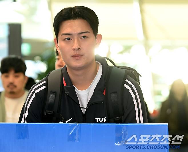 LG 트윈스 선수단이 23일 인천공항을 통해 전지훈련지인 미국 애리조나로 출국했다. 허용주가 출국장으로 들어서고 있다. 인천공항=허상욱 기자 wook@sportschosun.com/2025.01.23/