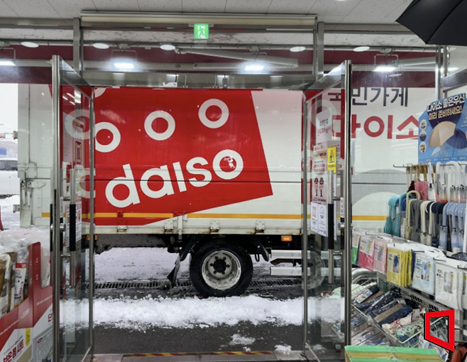 다이소 배송차량. 다이소 입고도우미 일을 하고 있는 이의나씨 제공