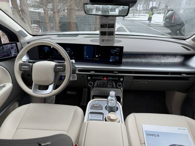 아이오닉 1열 모습. 파노라믹 커브드 디스플레이와 칼럼식 기어 레버 등이 적용돼 있다. 임주희 기자