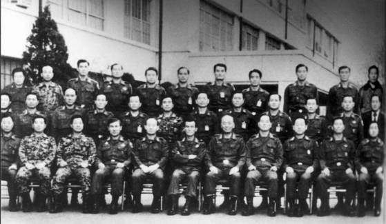 1979년 12 ·12 쿠데타 이후 보안사령부에서 기념촬영한 신군부 세력. 앞줄 왼쪽에서 넷째가 노태우 전 대통령, 다섯째가 전두환 전 대통령. 두 사람은 하나회의 창설자이자 리더였다. 연합뉴스