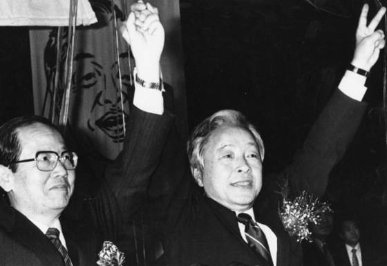 1987년 통일민주당 전당대회에서 대통령 후보로 추대된 김영삼 총재와 이날 입당이 전격 발표된 정승화 전 육군참모총장. 중앙포토