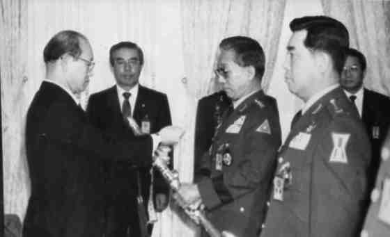 1984년 전두환 당시 대통령에게 보직 신고 중인 최세창 육군중장(오른쪽). 중앙포토