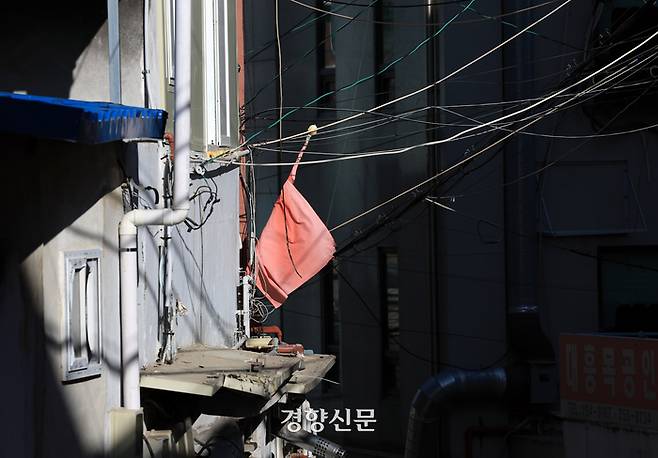 서울 용산구 동자동 쪽방촌 골목. 붉은색 깃발이 달린 주택은 토지·건물주가 공공개발을 반대한다는 표식이다. 2025.02.03. 서성일 선임기자