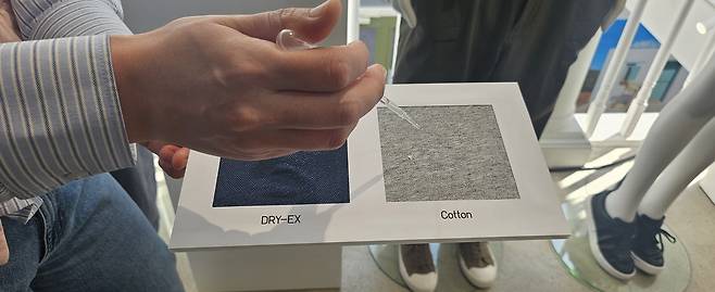 DRY-EX 크루넥T는 한여름 땀을 순식간에 흡수하고 분산시켜 빠르게 건조되는 기능을 갖췄다. 박윤희 기자