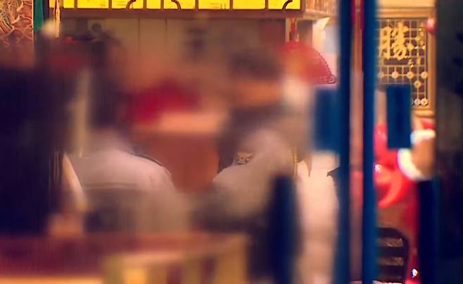 지난 21일 오후 여성 2명이 흉기에 찔린 채 발견된 경기 고양시 덕양구의 한 중식당에서 경찰 관계자 등이 현장 조사를 하고 있다. TV조선 보도화면 캡처