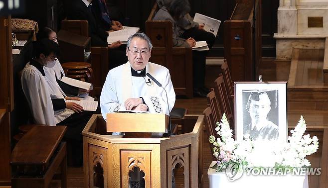 일본 릿쿄대에서 열린 윤동주 80주기 추도 예배 (도쿄=연합뉴스) 박상현 특파원 = 일본 도쿄 릿쿄대에서 23일 일제강점기 저항시인 윤동주 80주기를 맞아 추도 예배가 열리고 있다.