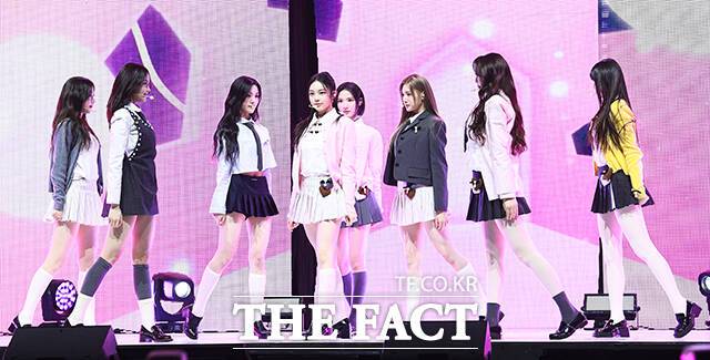 그룹 하츠투하츠(Hearts2Hearts)가 24일 오후 서울 광진구 예스24라이브홀에서 열린 첫 번째 싱글 'The Chase(더 체이스)' 발매 기념 미디어 쇼케이스에서 타이틀곡 'The Chase' 무대를 펼치고 있다. /서예원 기자