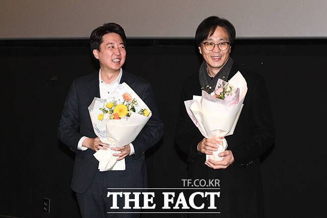 이준석 개혁신당 의원(왼쪽)과 이종은 감독이 꽃다발을 들고 있다.