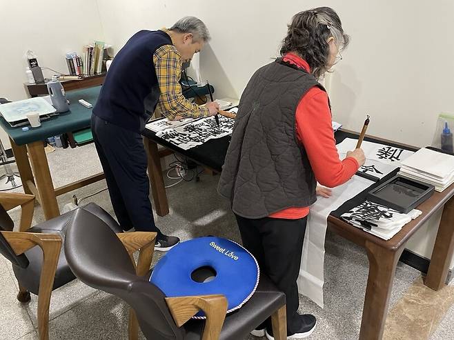 지난 1월14일 김아무개(63)씨 부부가 고창타워 커뮤니티센터 내 서예교실에서 붓글씨를 써내려가고 있다. 황보연 기자